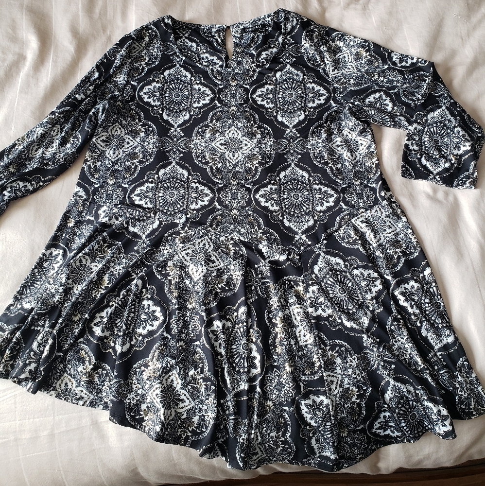 B&w tunic with gold detail